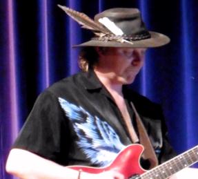 Joe Traxx guitarrista. Sintetizador, efectos especiales.