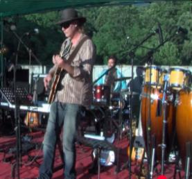 Joe Traxx guitarrista. Sintetizador, efectos especiales.